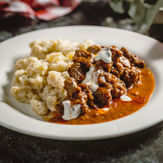 Pörkölt - en mustig köttgryta med klimp